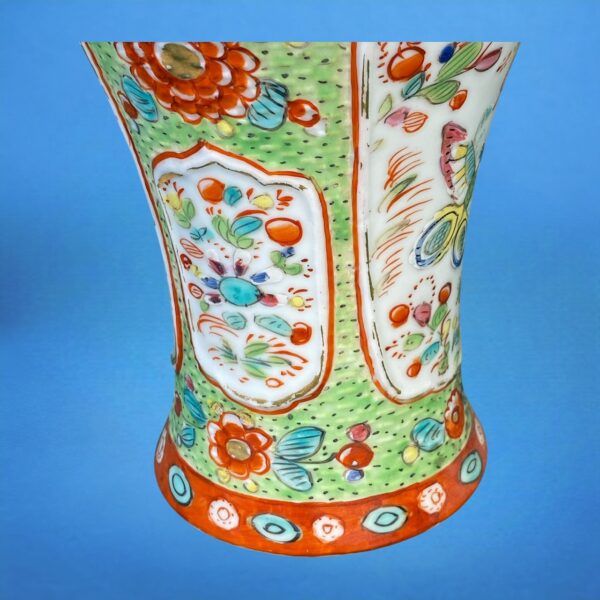 Chinese Export 'Clobbered' Vase (a) - Image 3