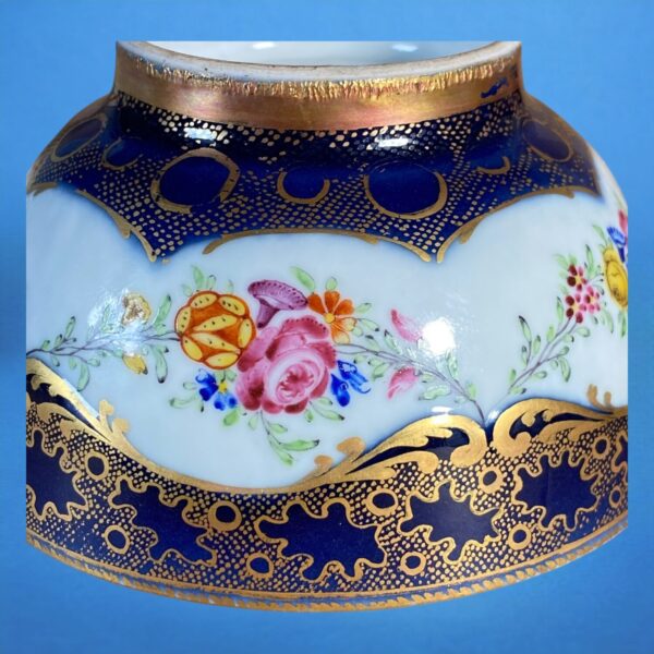 18th Century Chinese Export Porcelain Small Bowl. - Image 2