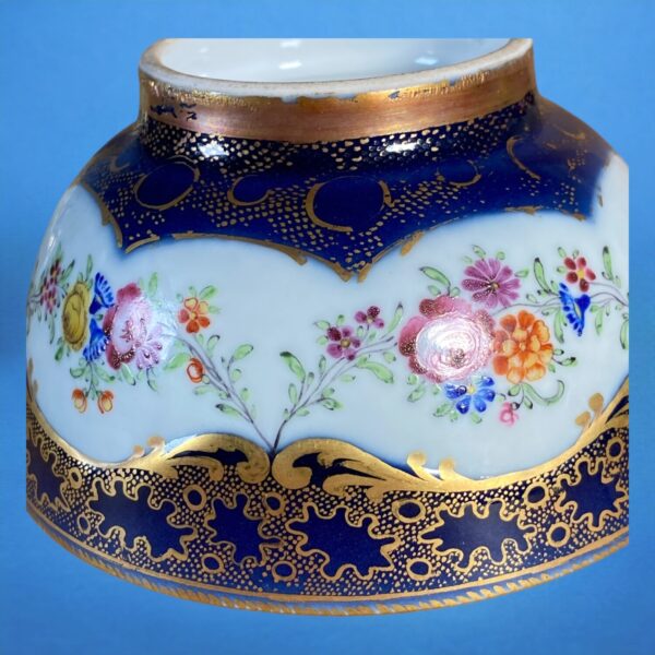 18th Century Chinese Export Porcelain Small Bowl. - Image 3