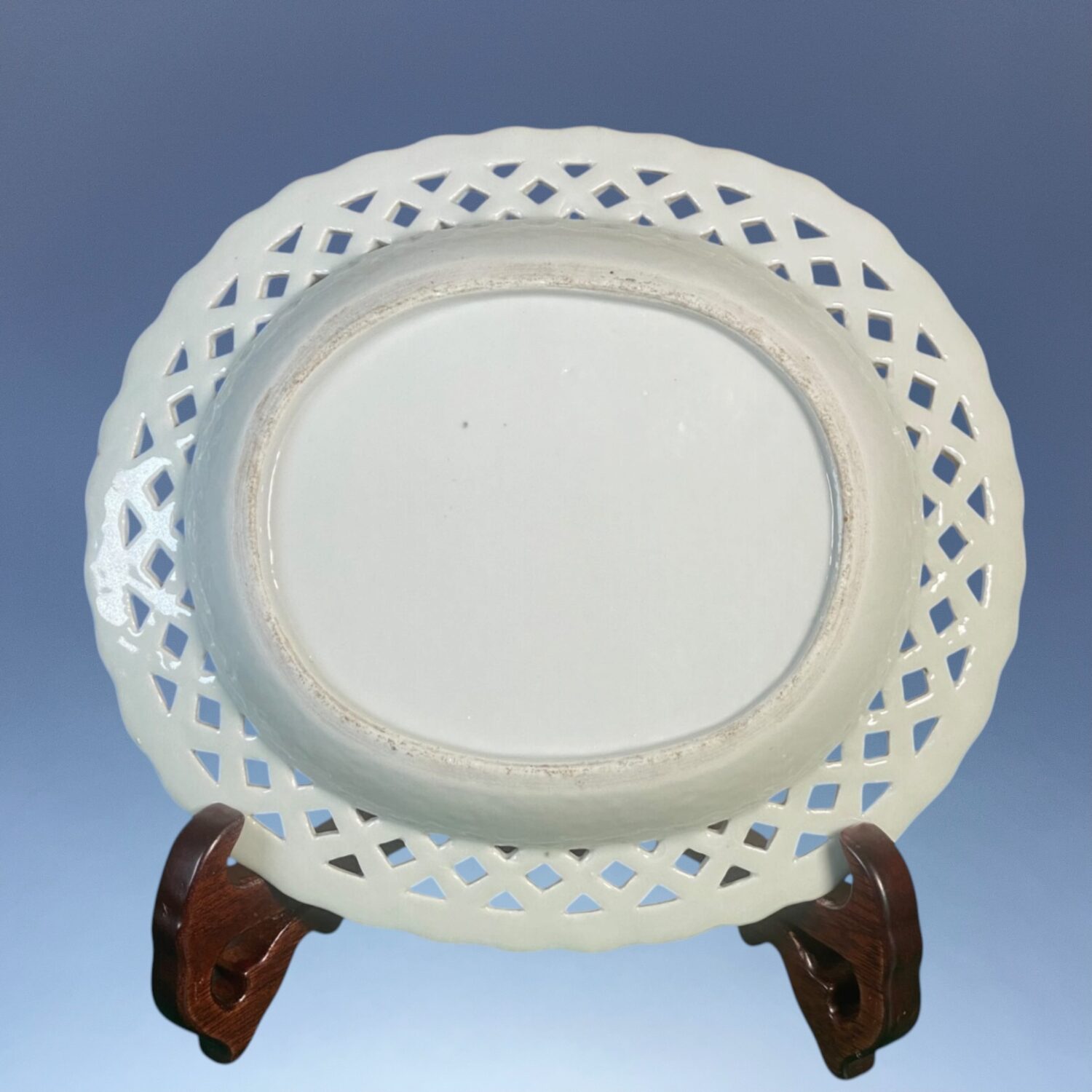 Qianlong - Chinese Export Porcelain Chestnut Basket & Stand. - Image 3