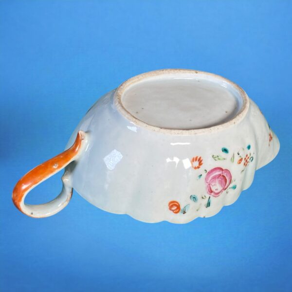 Pair of C18th Chinese Export Porcelain Sauceboats. - Image 4